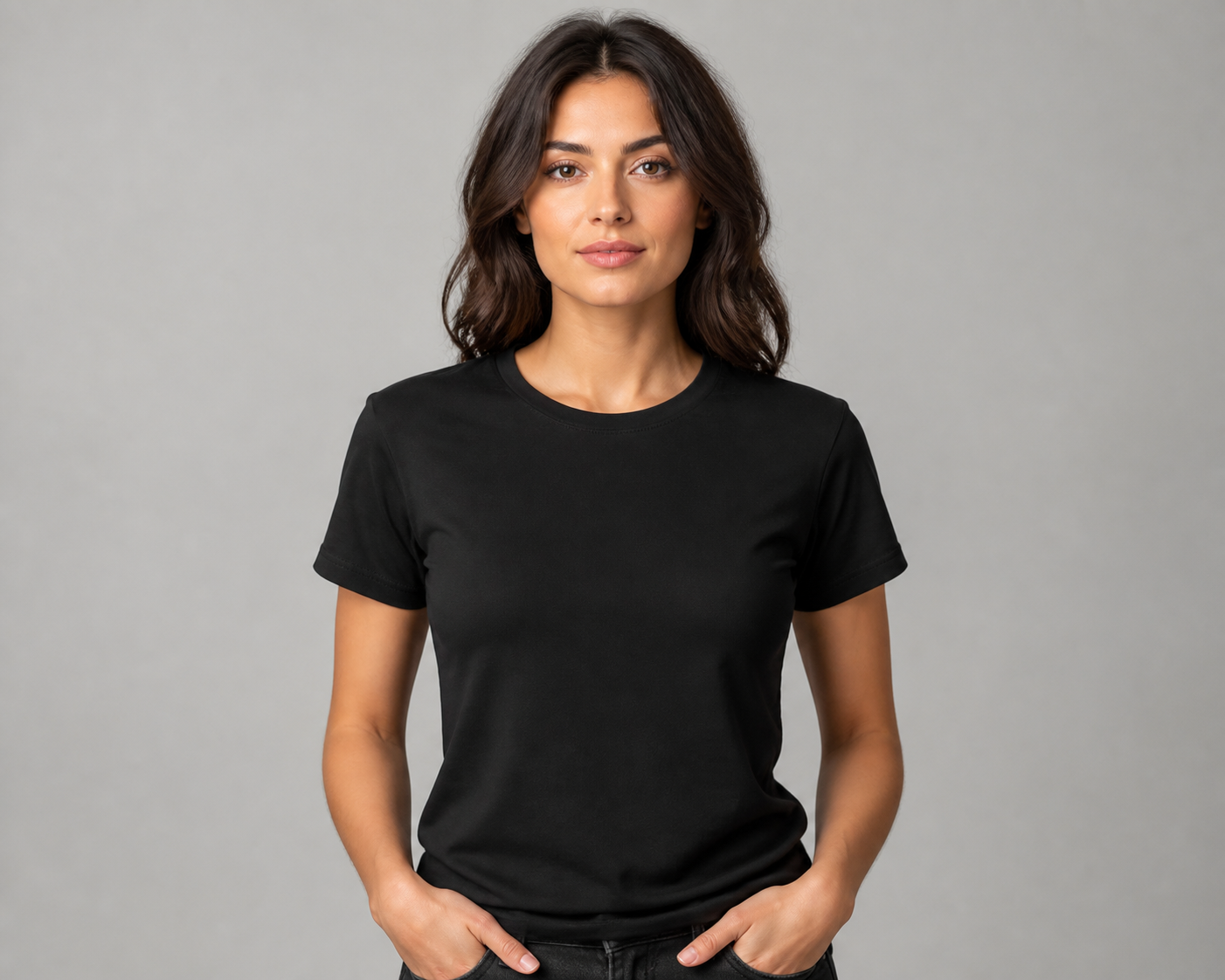 Frau im schwarzen T-Shirt